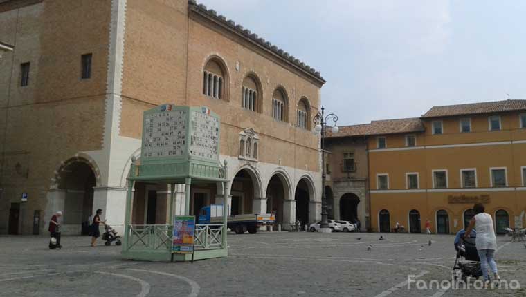 Il tradizionale tabellone della Tombola di San Paterniano in piazza XX Settembre