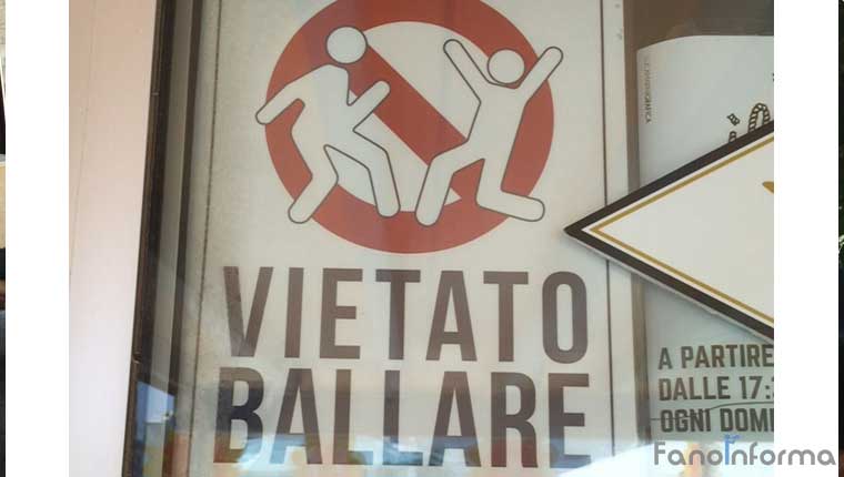 il cartello "Vietato ballare" apposto da un locale di Fano