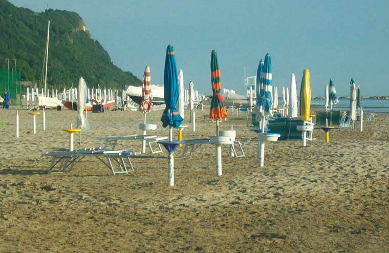 Gli ombrelloni e i lettini sulla spiaggia libera di Sottomonte Ardizio