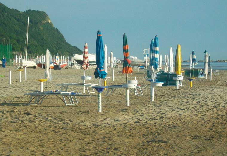 Gli ombrelloni e i lettini sulla spiaggia libera di Sottomonte Ardizio