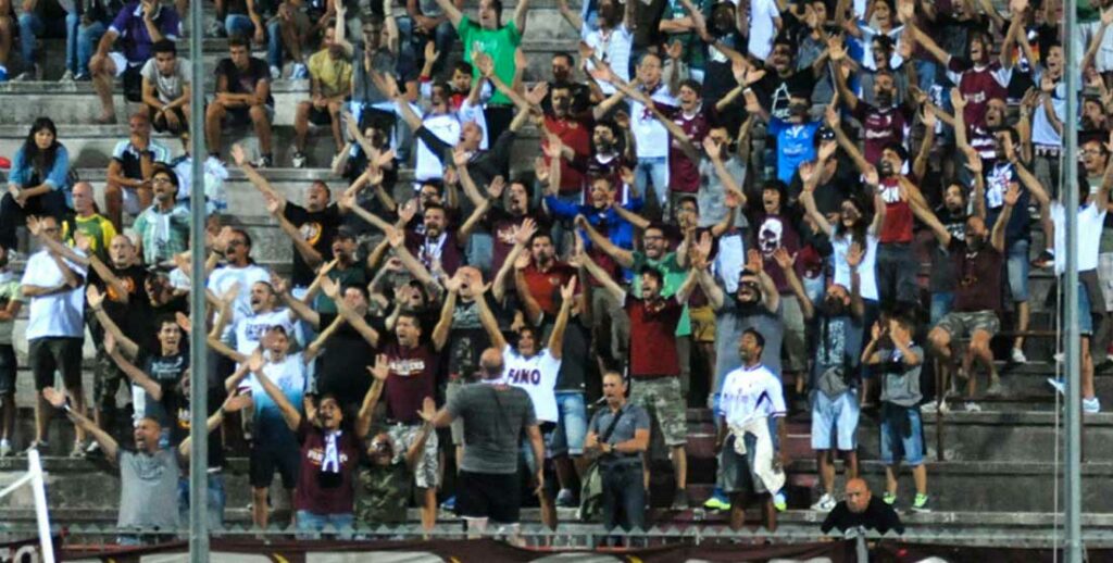 Tifoseria allo stadio Mancini di Fano