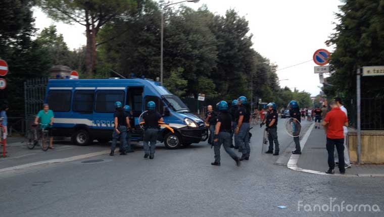 Scontri prima dell'amichevole Alma Juventus Fano - Ancona, amichevole che si tiene stasera allo Stadio Mancini di Fano