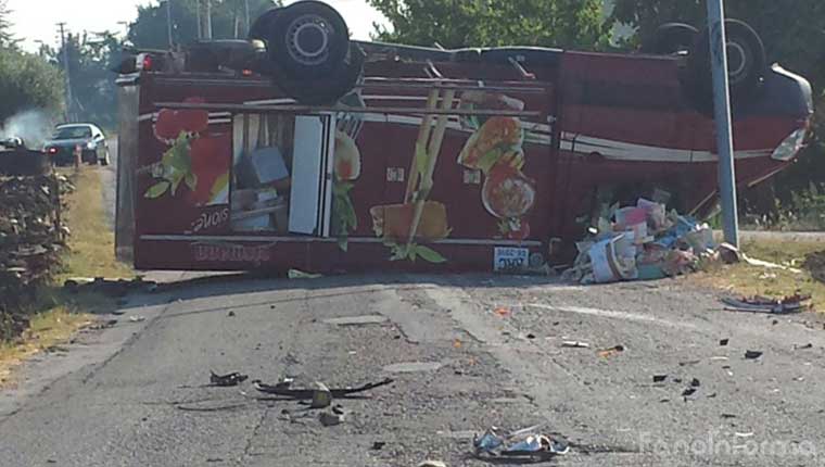 Il camion capovolto dell'incidente a Bellocchi di Fano