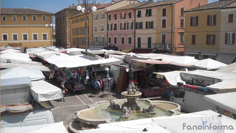 Il mercato settimanale in piazza XX Settembre a Fano