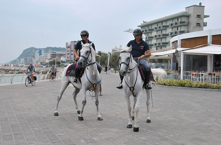 Polizia a cavallo a Pesaro