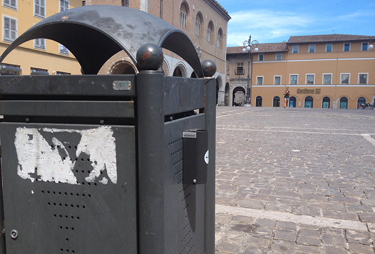 posacenere in un bidone delle immondizie di piazza XX Settembre