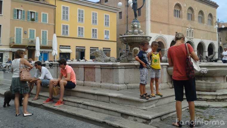 Turisti davanti alla fontana della Fortuna di piazza XX Settembre a Fano