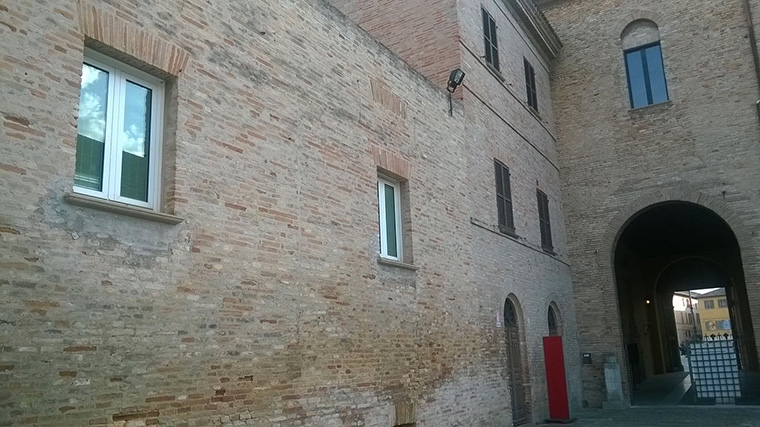 Le finestre bianhe comparse alla Corte Malatestiana