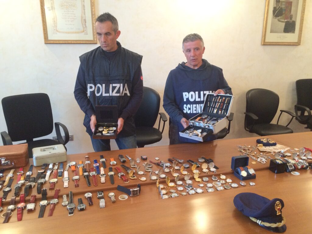 Polizia con refurtiva