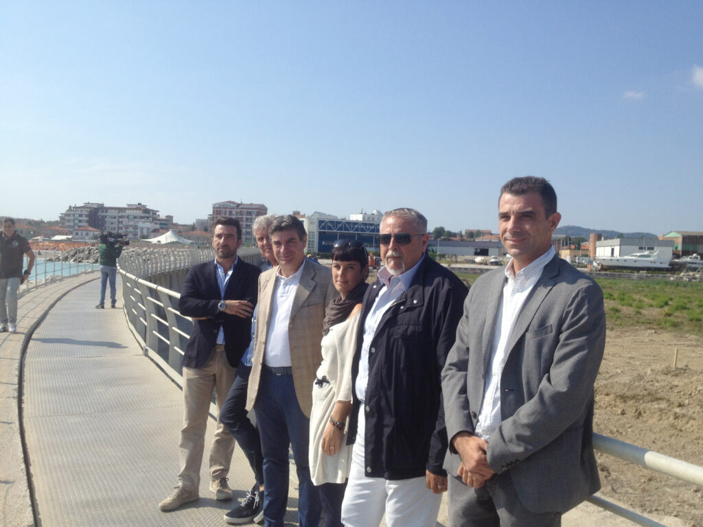 Gli esponenti di MArina Group insieme al sindaco Massimo Seri