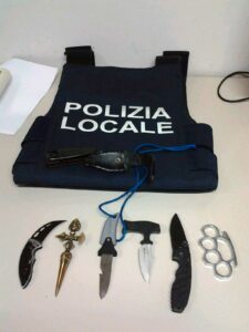 Le armi sequestrate all'uomo al termine del Tso dagli agenti della polizia municipale di Fano