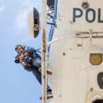 Il fotografo Sestini durante la realizzazione del calendario 2016 della Polizia di Stato