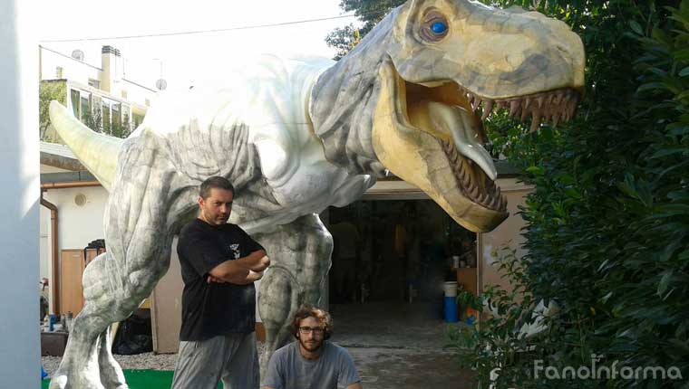 Andrea "Gommo" Giomaro insieme al collaboratore Simone Ceppetelli davanti a una delle sculture de "La città dei dinosauri", a Fano dall'11 al 13 settembre.