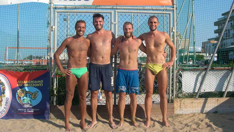 Nicola Sabbatini-Carlo Mogiatti e Sergio Nicolai-Lorenzo Speranzini, finalisti del torneo di beach volley del Csi "Goodbye Summer" di Fano