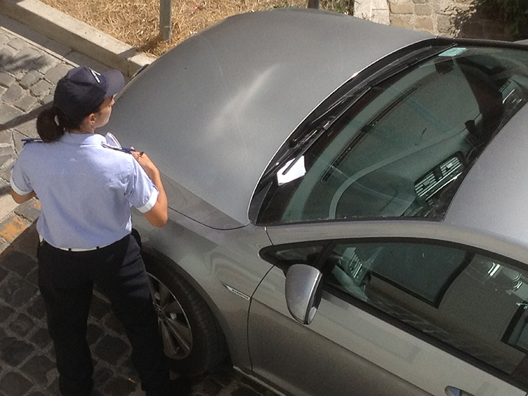 vigilu urbani mentre fanno una multa