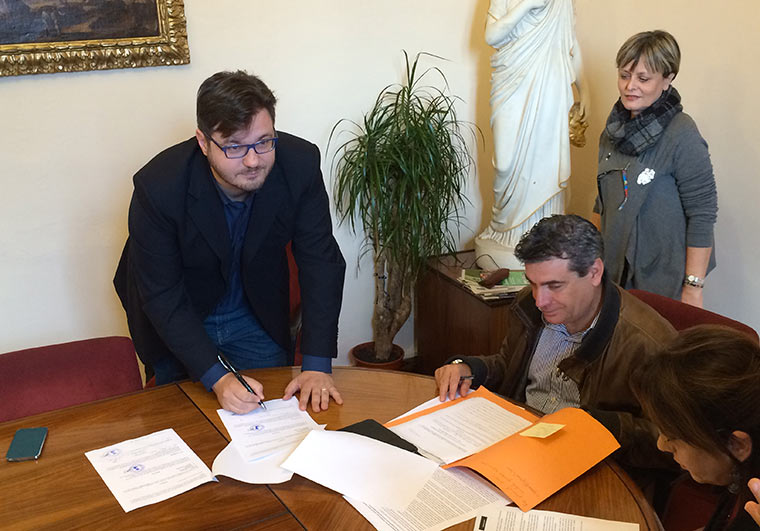 fanesi mentre firma la delega di assessore