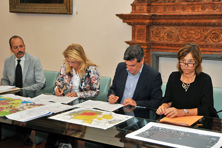 il momento della firma per l'qcuisizione dell'area del campo d'aviazione