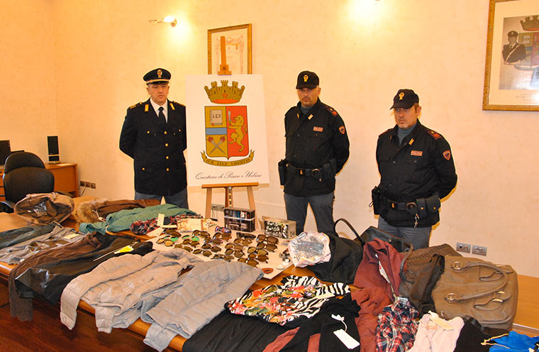 il personale di polizia con la refurtiva