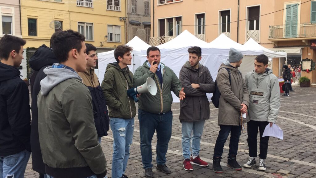 Carloni parla agli studenti del Battisti