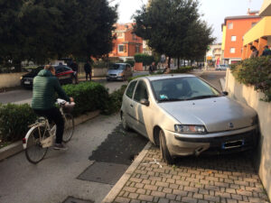 Auto tamponata in via Giustizia