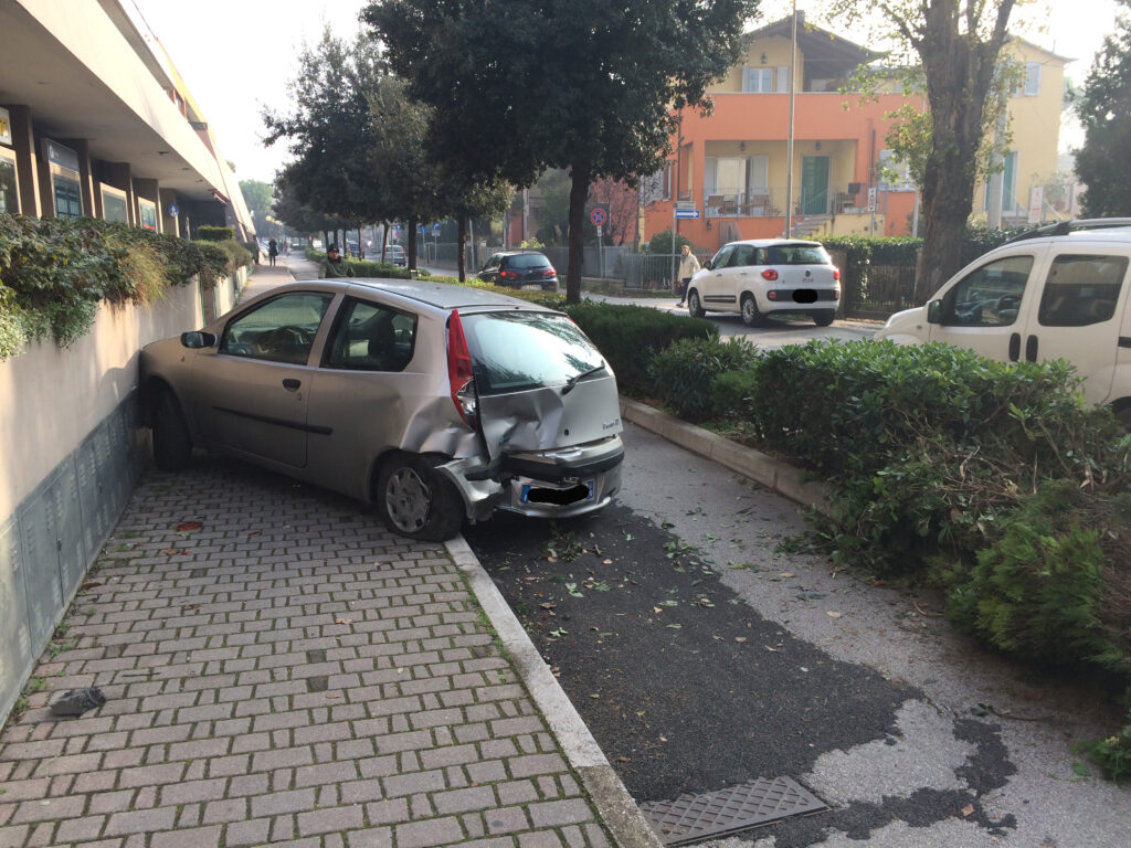 Auto tamponata in via Giustizia