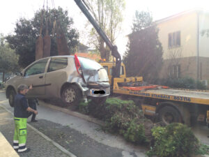 Il carro attrezzi rimuove l'auto dalla pista ciclabile