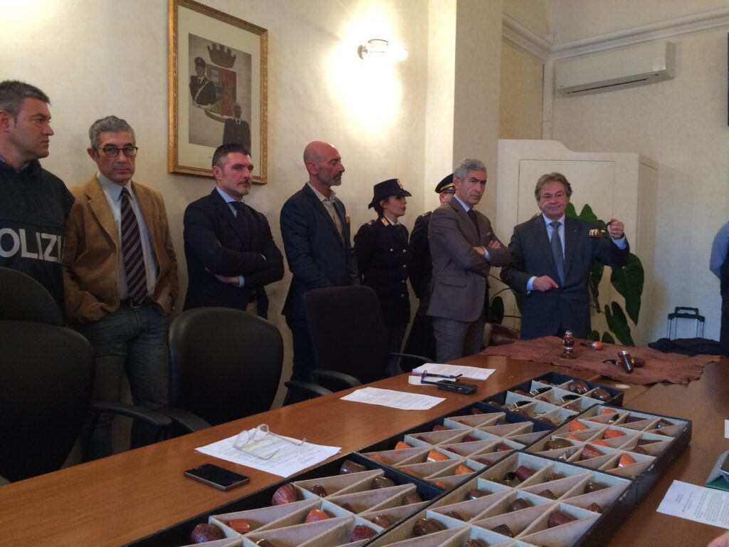 Polizia assieme all'amministrato della Mastro de Paja Alberto Montini