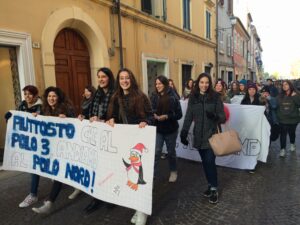 Il corteo di protesta dei giovani del Battisti