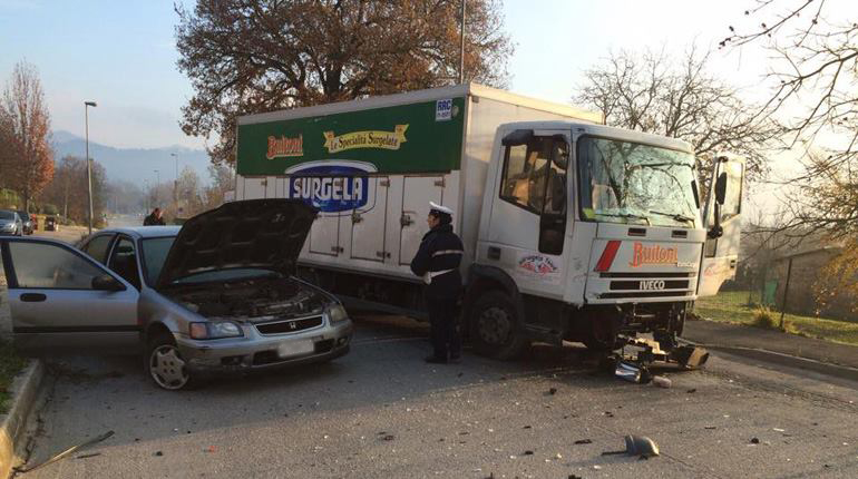 Fermignano camion auto incidente