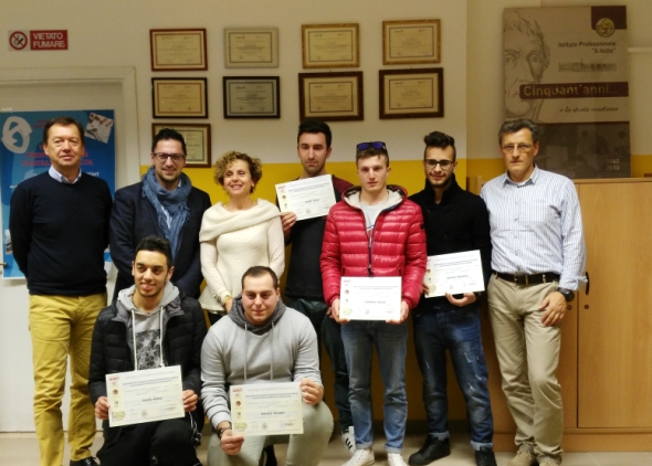 Foto di gruppo con i 5 giovani che hanno ricevuto attestato