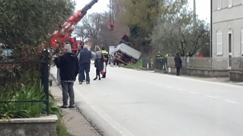 I vigili del fuoco recuperano il furgone