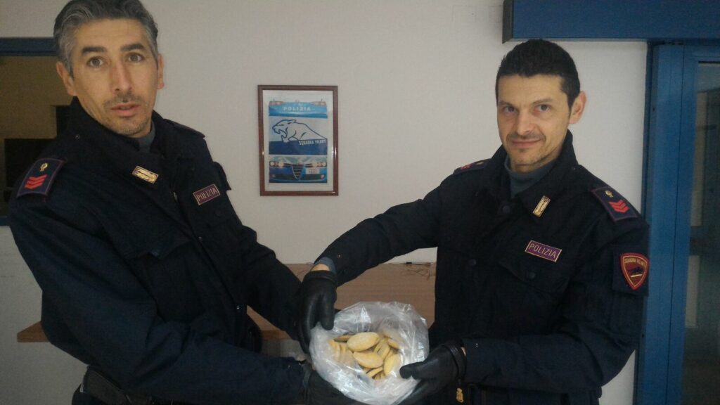 I biscotti alla marijuana trovati dalla polizia
