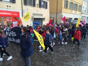 Studenti che partecipano al corteo