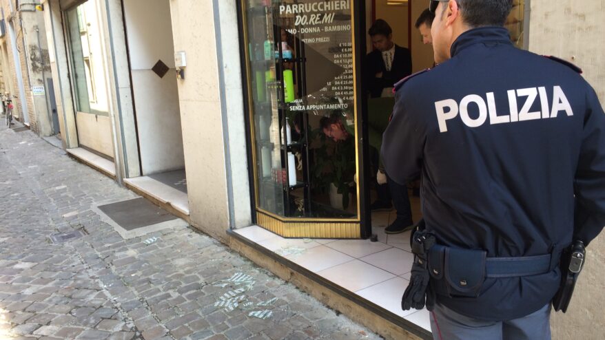 Polizia alla parrucchieria Do.Re.Mi.