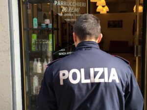 Gli agenti del commissariato effettuano i rilievi alla parrucchieria