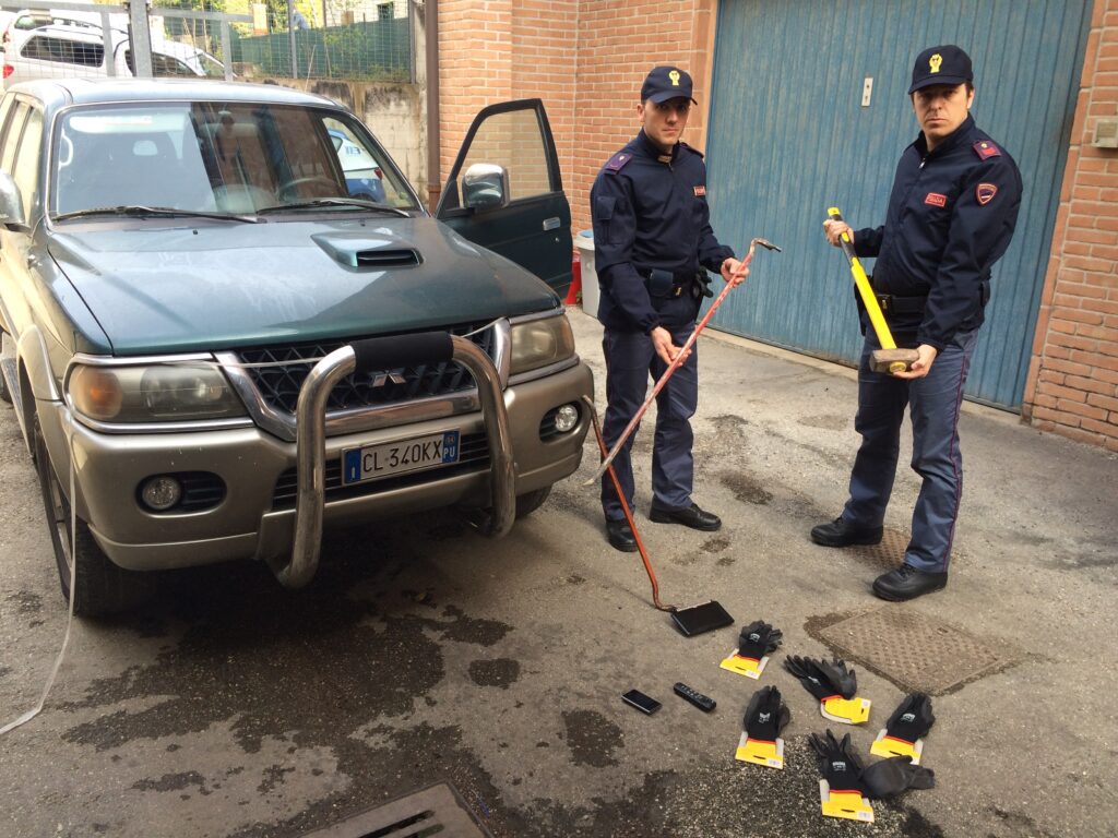 I poliziotti mostrano l'auto e gli arnesi da scasso recuperati