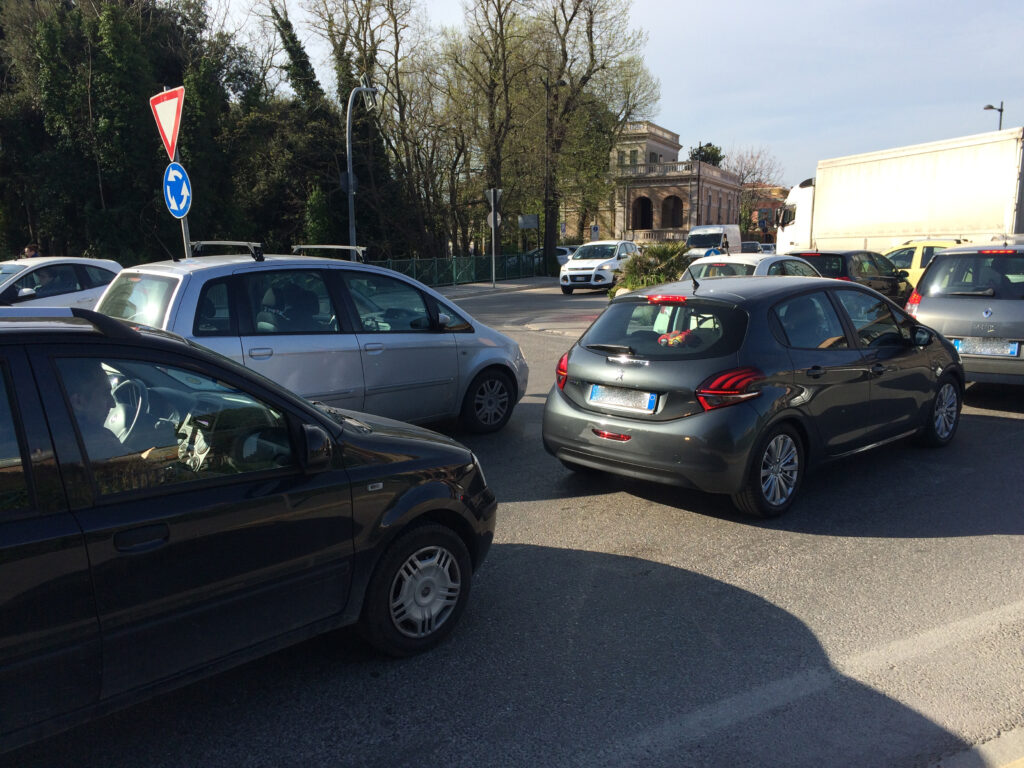 Traffico in via Roma