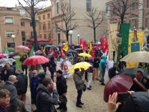 Il corteo arriva in piazza Amiani