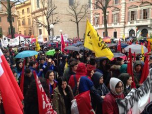 Il corteo arriva in piazza Amiani