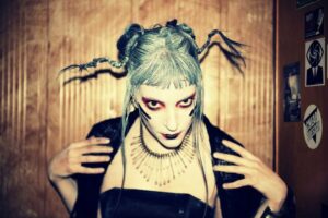LILI REFRAIN