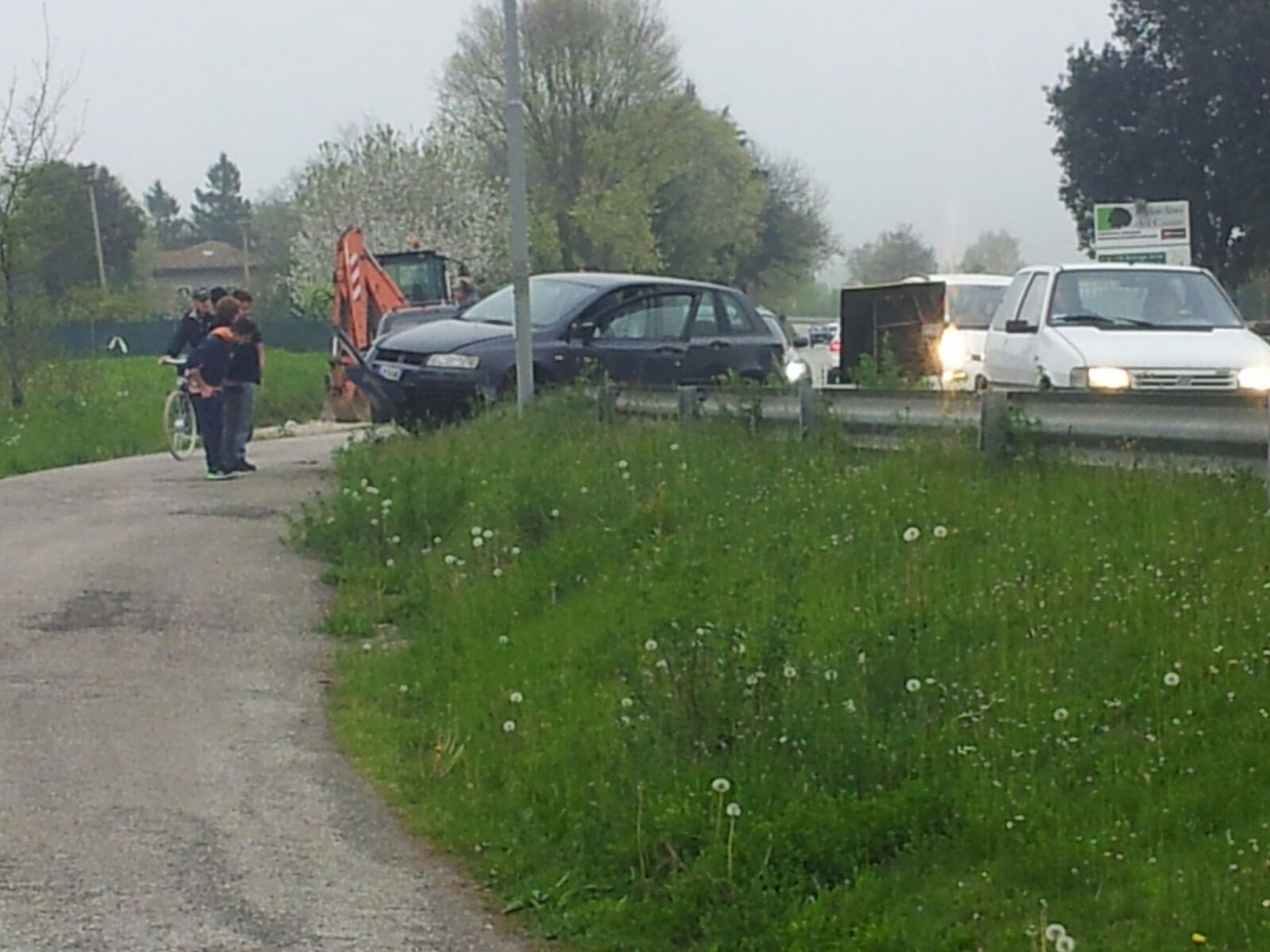 Incidente sulla Provinciale 45, auto esce di strada e sfonda il guard ...