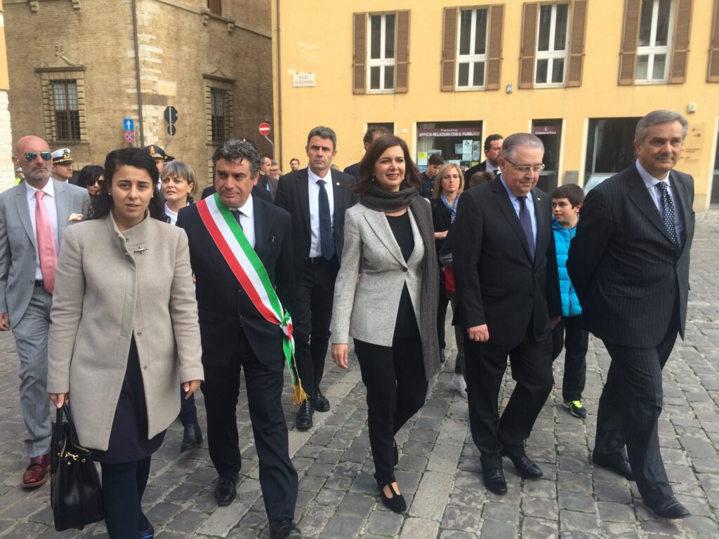 Laura Boldrini assieme alle autorità fanesi