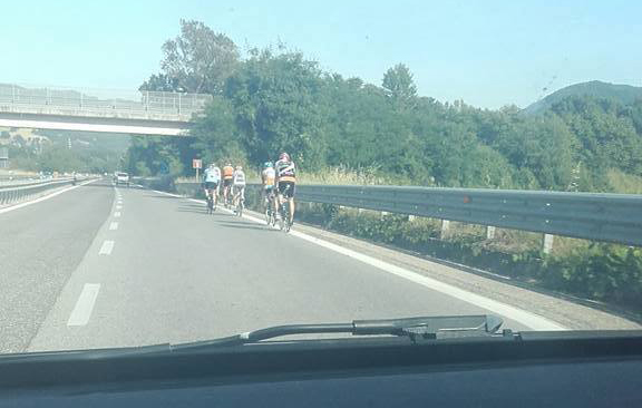 Ciclisti in superstrada