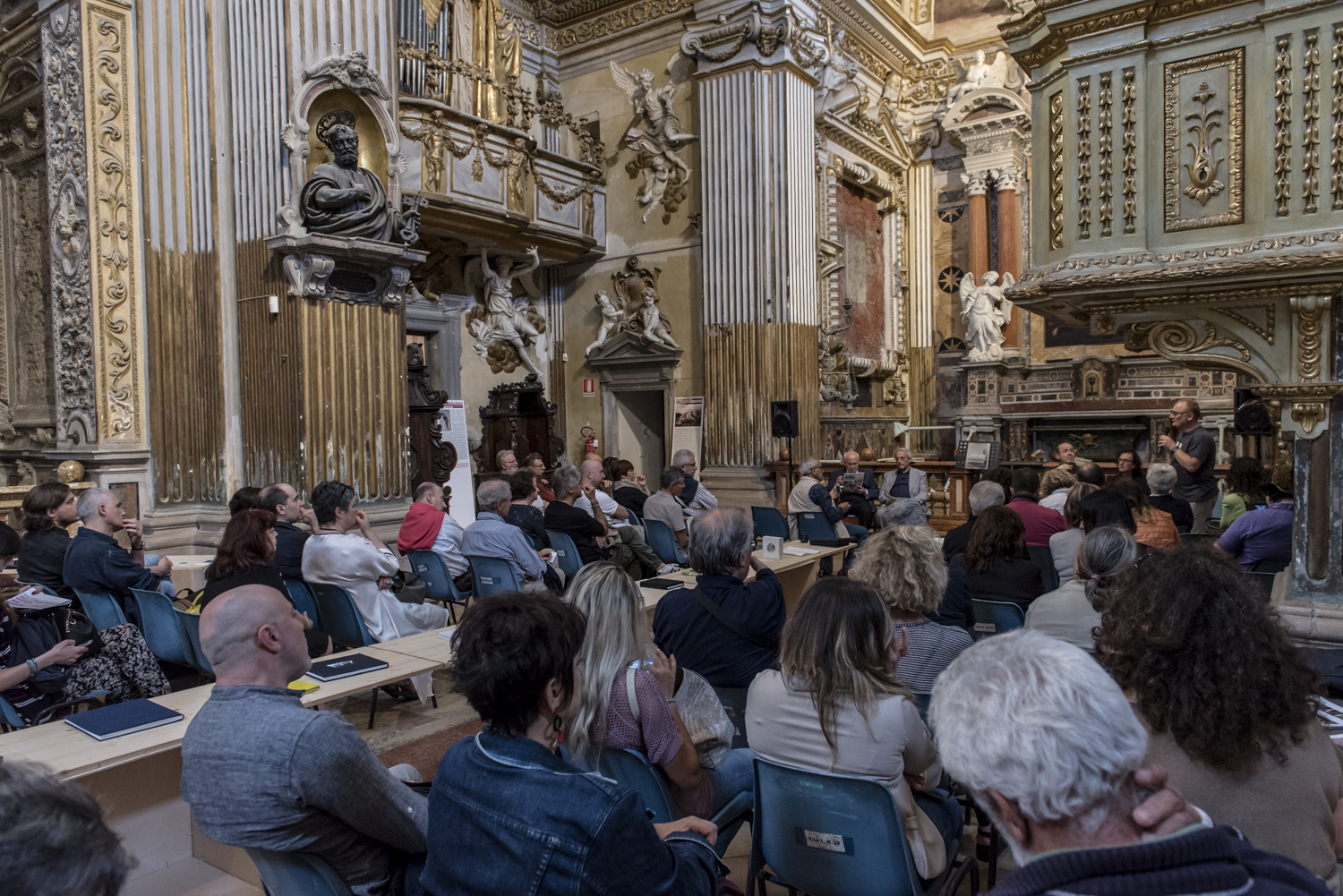 Centrale Fotografia presneta i libri nella chiesa di San pietro in Valle