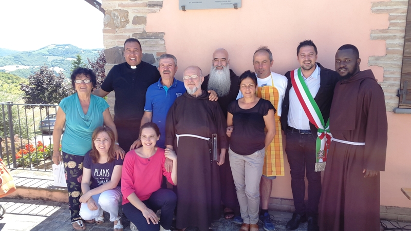 Sindaco Peglio Tagliolini con delegazione di Camerino ed altri partecipanti festa in onore di Fra Crispino