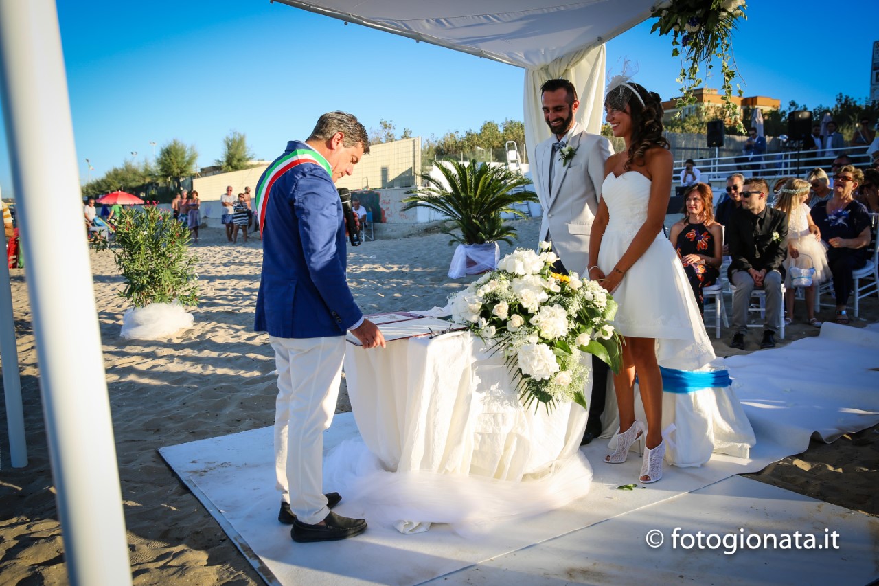 Il sindaco celebra le prime nozze in spiaggia a Fano ...