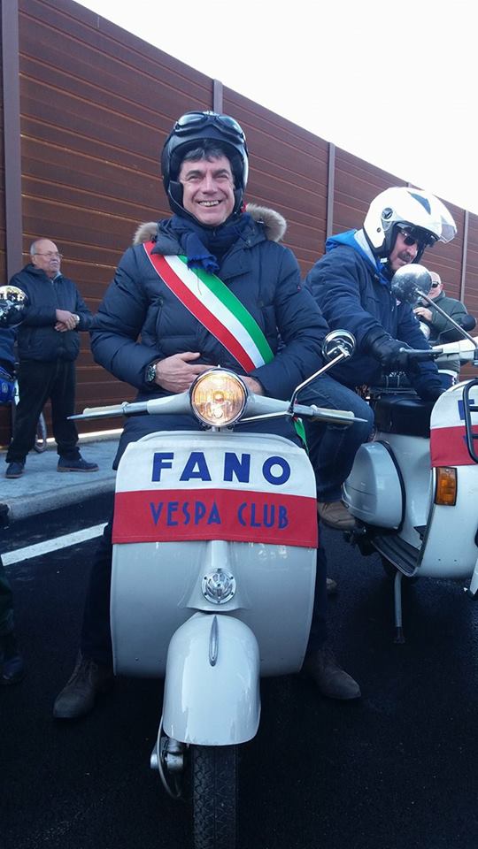 sindaco-seri-in-vespa