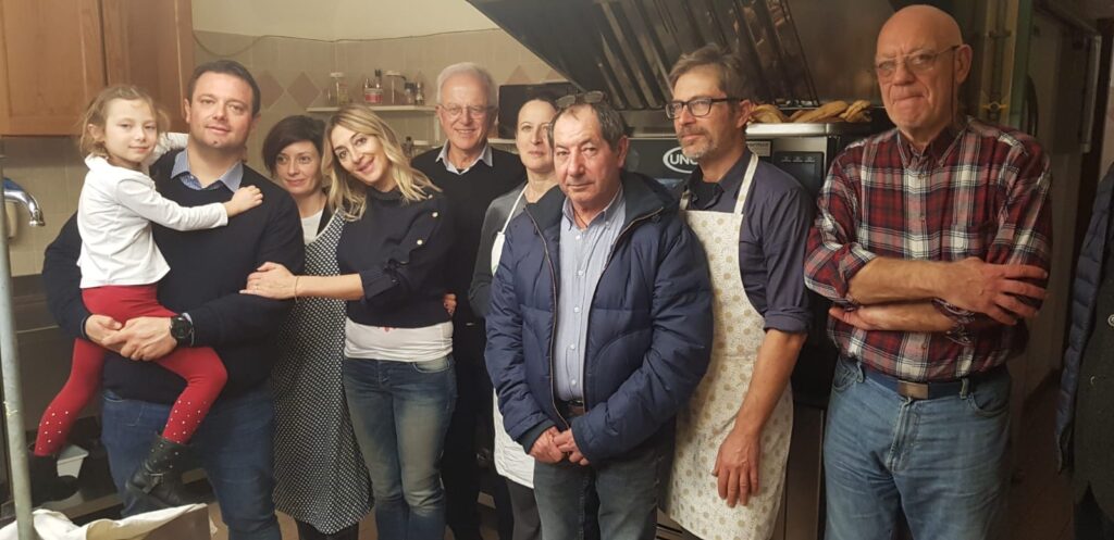 Foto Mirco Carloni, Laura Cecconi, Giuseppe Franchini con i volontari della mensa