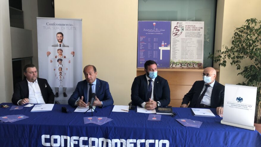 Nella foto, da sinistra a destra: Mario Di Remigio (referente per il progetto Itinerario Di-Vino), Amerigo Varotti (direttore Confcommercio Marche Nord), Mirco Carloni (Vice Presidente Regione Marche), Flavio Cerioni (referente progetto Ri-Conviviamo).